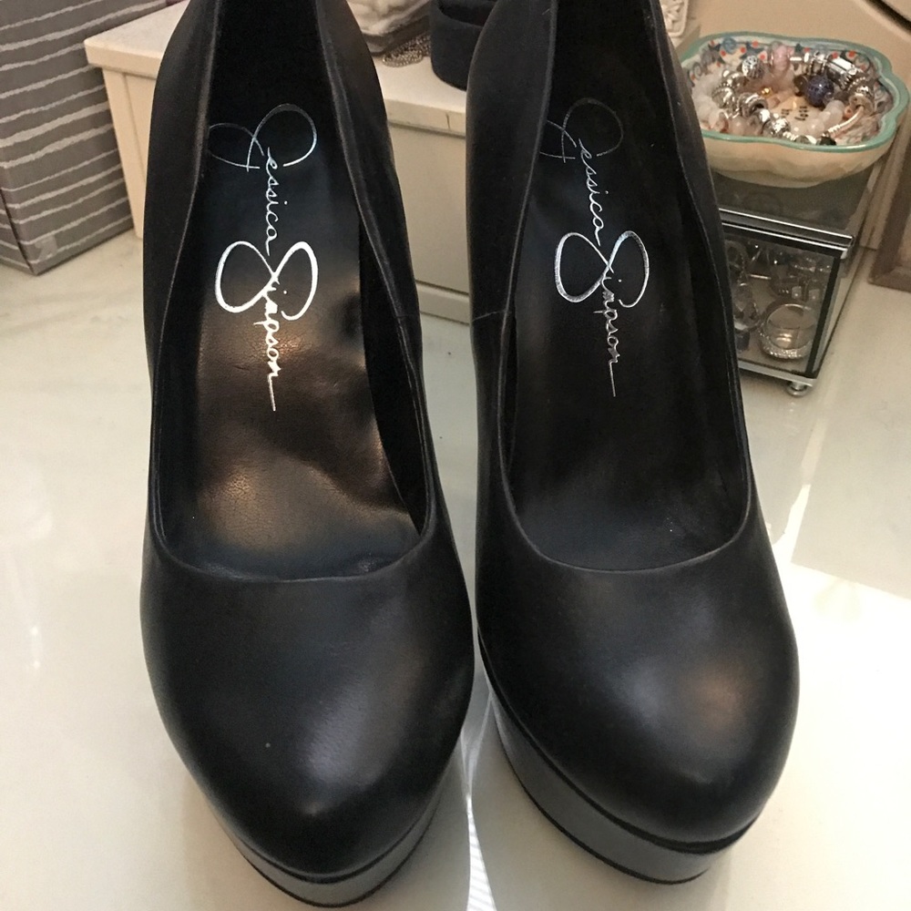 Black Pumps - image 2